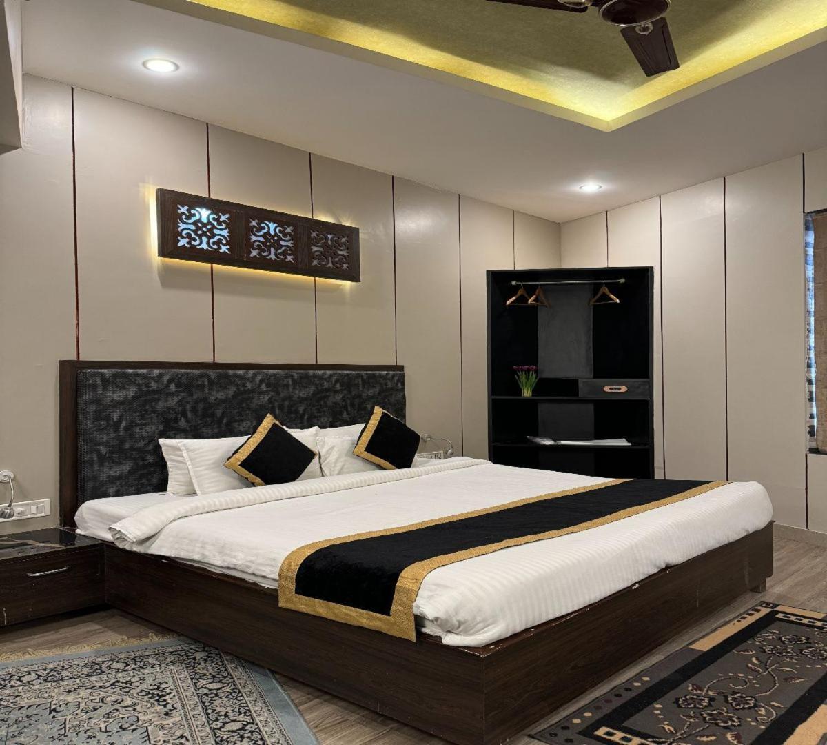 Hotel Runway Inn Pura Raghunāth エクステリア 写真
